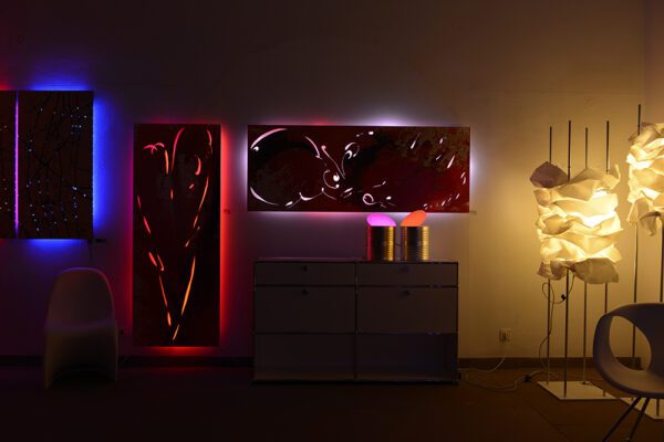 Heart Light 1 und 2. Künstlerin Dorothea Göbel Bild mit Beleuchtung abstrakte Kunst kaufen. Mischtechnik Herzmotiv Raumansicht.