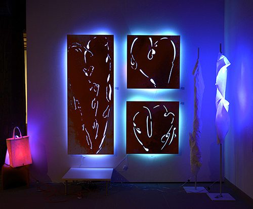 Heart Light 2. Künstlerin Dorothea Göbel Bild mit Beleuchtung abstrakte Kunst kaufen. Mischtechnik Herzmotiv Raumansicht.