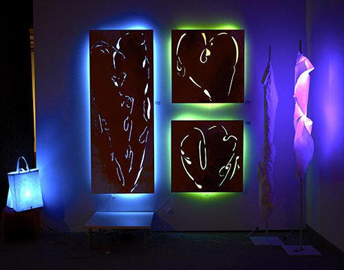 Heart Light 2. Künstlerin Dorothea Göbel Bild mit Beleuchtung abstrakte Kunst kaufen. Mischtechnik Herzmotiv Raumansicht.