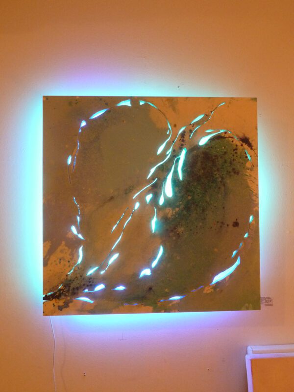 Heart Light Lichtbilder. Künstlerin Dorothea Göbel Bild mit Beleuchtung abstrakte Kunst kaufen. Mischtechnik Herzmotiv Raumansicht.