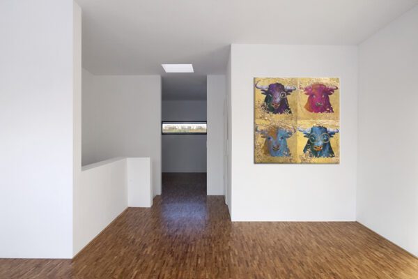 Einrichtungsfoto mit Stier Bild der Künstlerin Dorothea Göbel Bild abstrakte Kunst kaufen Mischtechnik auf Leinwand.